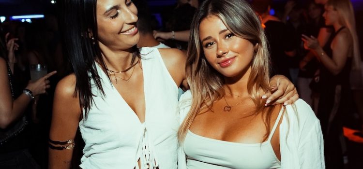 Los Clubes Donde el Romance Florece en Ibiza